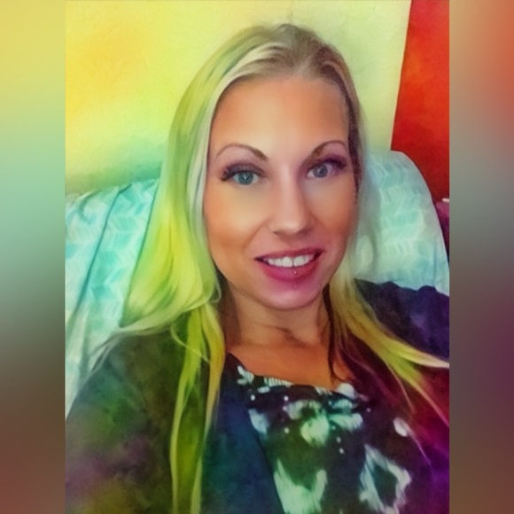 Meet your Posher, Jessica! ๐๐ผโโ๏ธ - Picture 3 of 3